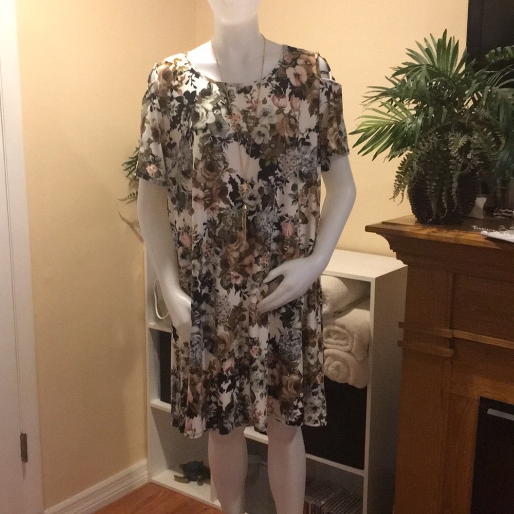 Dress - Picture 3 of 3